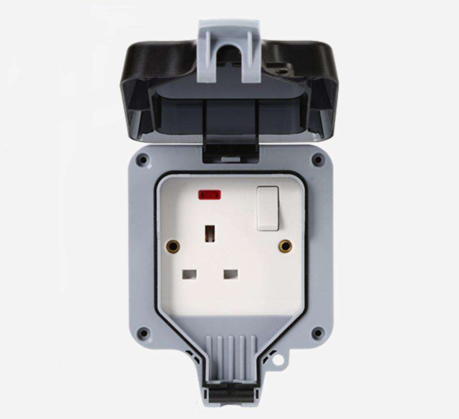 IP66 British Single Gang Waterproof Socket with Illuminated Switch for Outdoor Use